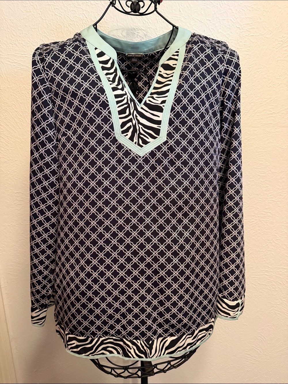 🔽🔽🔽BOGOHO🔽🔽🔽Dana Buchman Black Geometric Print V-Neck Top with Mint Trim-8